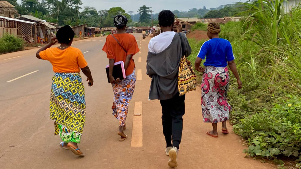 Femmes de la mutuelle mama Telama avec une responsable de Kaani assistance à Elogo
